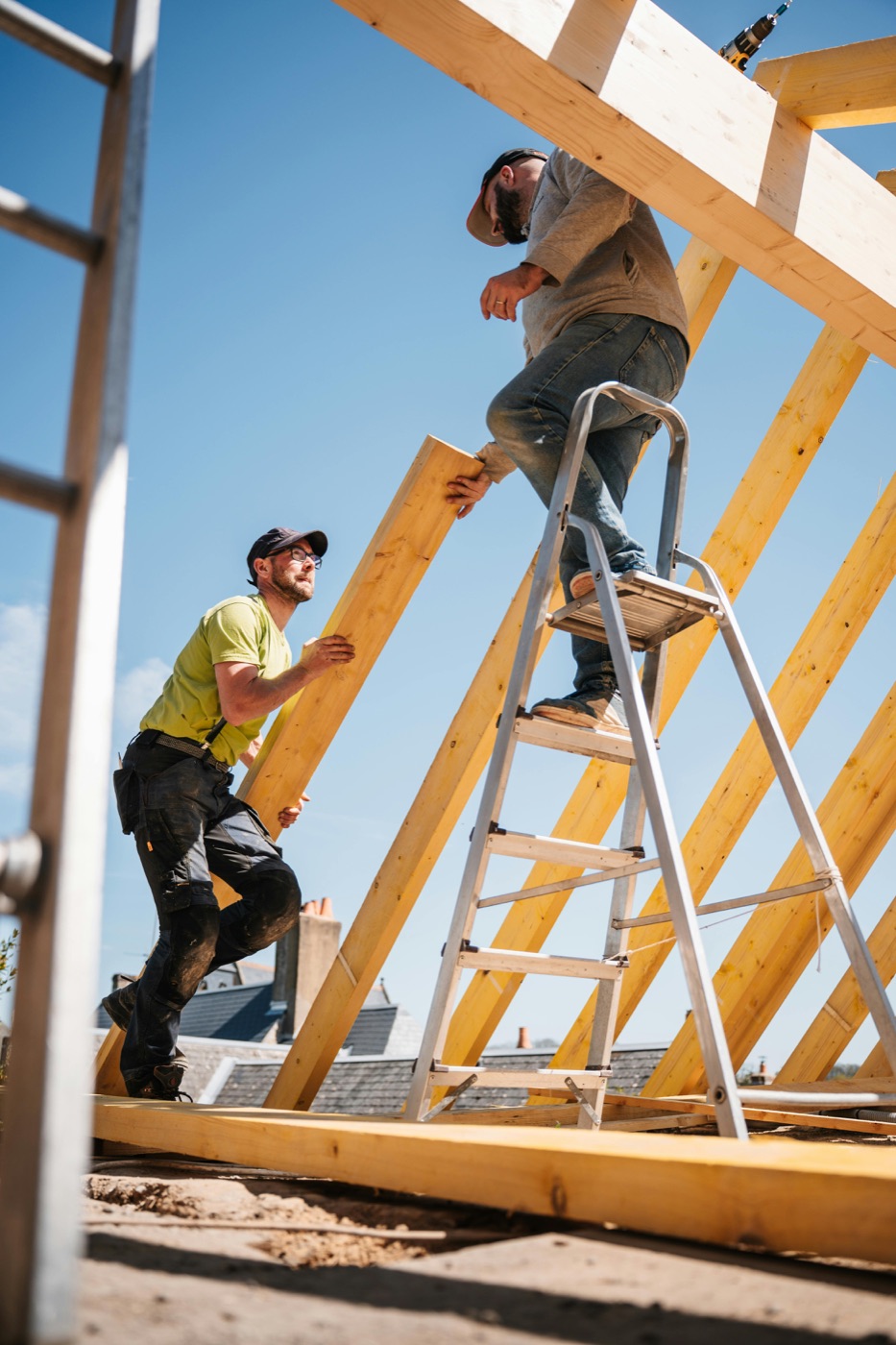 Zwei Handwerker beim Dachstuhl-Aufbau